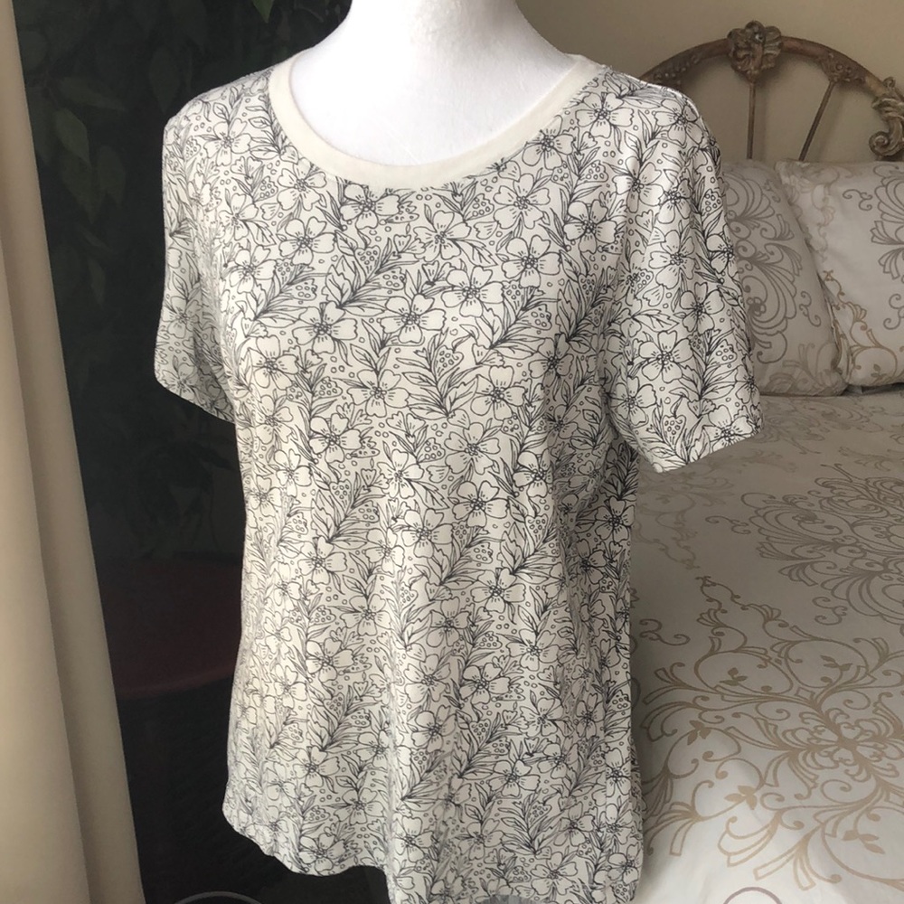 Prince & Fox black outlined flowers size XL top